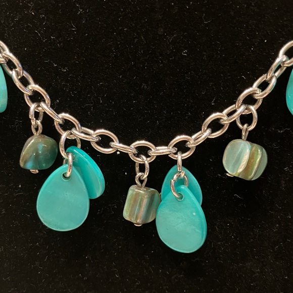 MOTHER OF PEARL DYED DISCS ON A LONG SILVER TONE CHAIN WITH PIERCED EARRINGS - Picture 13 of 15